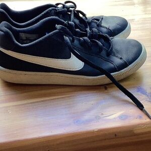 Nike Classic Black and White Low-Tops shoes